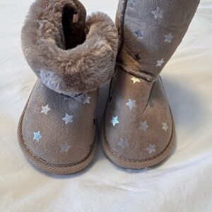 NWOT H&M kids fur lined boots Size 4.5